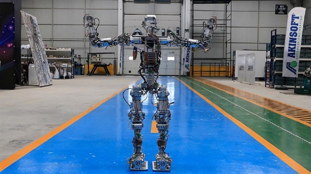 İnsansı robot olarak tasarlanan Akıncı-4'te 37 eklem noktası bulunuyor.