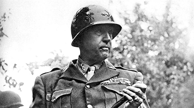 General George S. Patton Almanya’da Manheim yakınlarında ıssız bir bölgede bir kamyonun makam aracının üzerine kırmasıyla ağır yaralandı. 