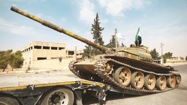 Tanklar ve benzeri ağır silahlar TIR’larla İdlib dışına çıkarıldı.