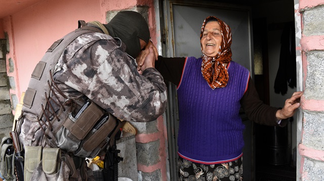 Karadeniz'in yaylalarında kapıları tek tek çalan PÖH ekipleri, yaşlı vatandaşların elleri öpüp, dualarını alıyor. 