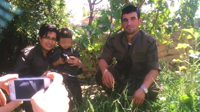 Aslan'ın elinde uzun namlulu silahla ve terörist başı Abdullah Öcalan'ın resminin önünde çekilmiş fotoğrafları ortaya çıktı.