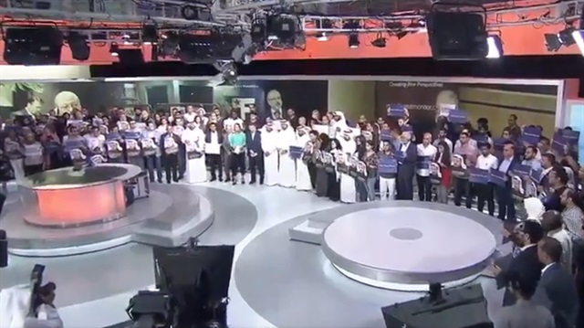 ​Al Jazeera kanalı stüdyosunda bir araya gelen çalışanlar, Cemal Kaşıkçı'ya destek olmak amacıyla eylem yaptı.