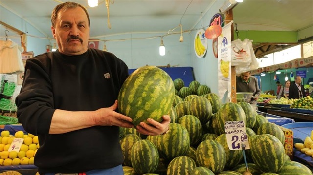 Yaz aylarında 50 kuruşa kadar düşen karpuzun kilosu  Eskişehir'de 2.5 TL'ye satılıyor.