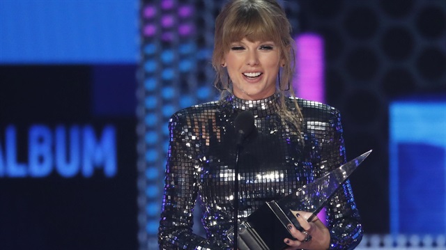 Taylor Swift Amerikan Müzik Ödülleri töreninde 3 ödül aldı. 