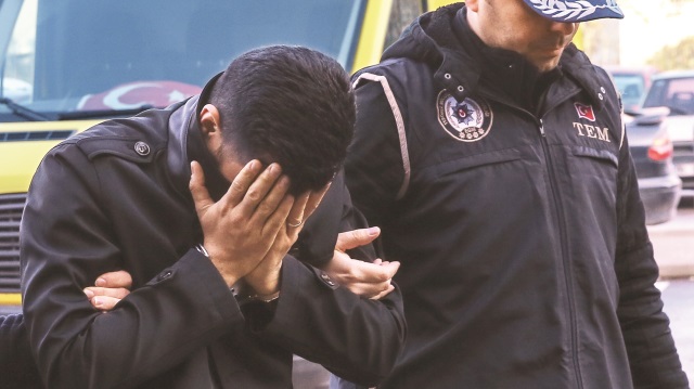 Genelkurmay Başkanı Yaşar Güler’in Kara Kuvvetleri Komutanlığı dönemindeki koruması Burak Akın, itirafları sonrasında adli kontrol şartıyla serbest bırakılmıştı. Genelkurmay Başkanı Yaşar Güler’in Kara Kuvvetleri Komutanlığı dönemindeki koruması Burak Akın, itirafları sonrasında adli kontrol şartıyla serbest bırakılmıştı.