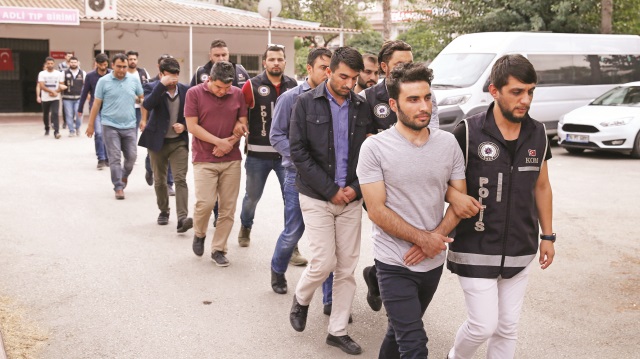 Adana merkezli 8 ilde düzenlenen operasyonda gözaltına alınan 9 şüpheliden 3’ü tutuklandı, 6’sı adli kontrol şartıyla serbest bırakıldı.