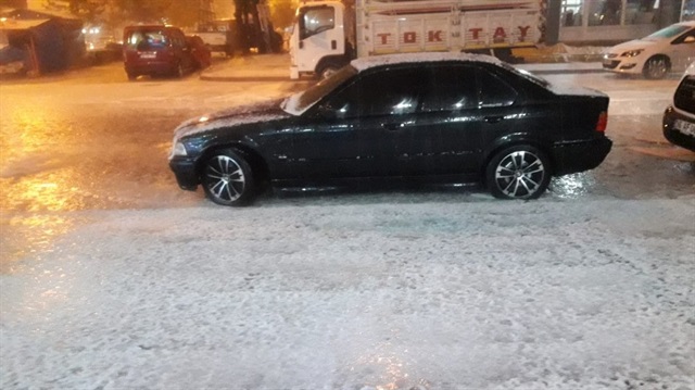 5 dakika süren yağış sonrası Kars şehir merkezi beyaza büründü