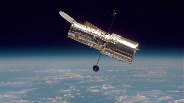 NASA'nın Avrupa Uzay Ajansı (ESA) ve Uzay Teleskobu Bilim Enstitüsü (STScl) ile ortaklaşa geliştirdiği Hubble Uzay Teleskobu, 1990'dan bu yana dünya yörüngesinde uzay gözlemleri yapıyor.