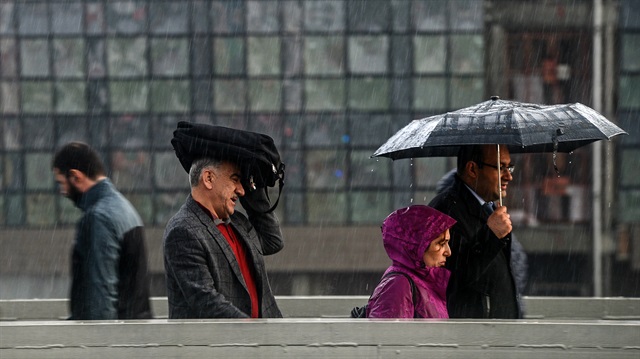 Meteorolojiden yapılan açıklamada, bugün öğleden sonra İstanbul'da yağışın etkili olabileceği vurgulandı.