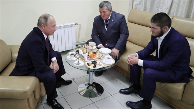 Rusya Devlet Başkanı Vladimir Putin ve şampiyonluğunu koruyan Habib Nurmagomedov 