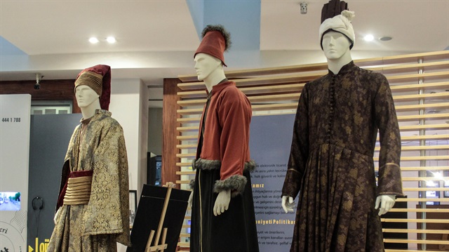 Müzenin giriş katında, 178 yıllık geçmişe sahip PTT'nin kuruluşundan günümüze kadar posta ve haberleşme alanında hizmetlerini sunarken kullandığı objeler sergileniyor. Bu bölümde dağıtıcı çantası, silah, damga ve mühür, telefon ve telgraf makineleri gibi araçlar yer alıyor.