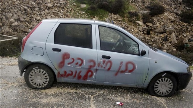 Jewish settlers early Wednesday vandalized a dozen private vehicles 