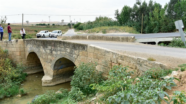 Adana'da Osmanlı Dönemi'ne ait tarihi Söğütlüdere Köprüsü'ne asfalt döktüler.