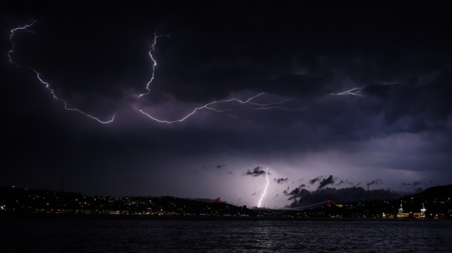 İstanbul'un Avrupa yakasında etkili olacak yağış için meteoroloji uyarıda bulundu.