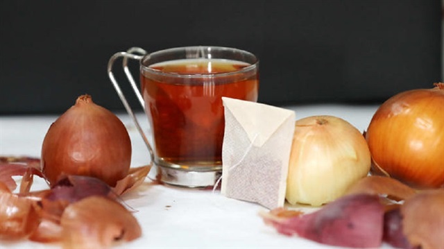 Üniversite öğrencileri soğan kabuğundan çayı farklı damak tatları için aromalarla zenginleştirdi.