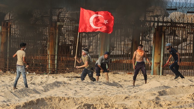 Filistinliler gösteriler sırasında Türk bayrağı taşıyor. 