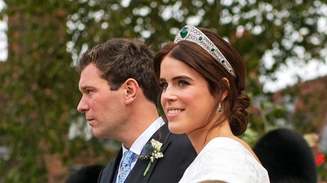 Prenses Eugenie ve Jack Brooksbank  düğünü İngiltere sokaklarında sevinçle karşılandı.