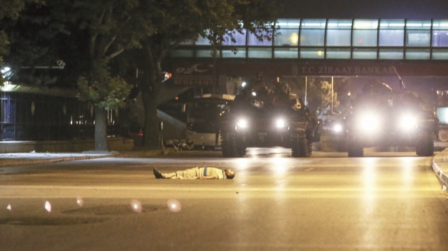 Yusuf Çelik, darbecilerin Genelkurmay Başkanlığı karargahını işgal etmelerini engellemek için zırhlı araçların önüne yatmıştı. Çelik bu direnişiyle 15 Temmuz’un Ankara’daki simgesi haline gelmişti.