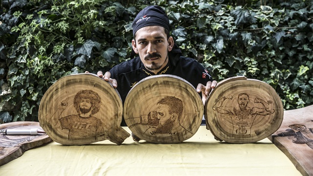 Aşçı Halil Bozkurt, atıl durumdaki tahta parçalarını, Habib'in zaferini işleyerek değerlendirdi.