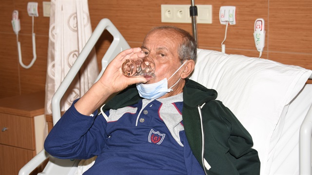 Diyaliz hastası olduğu için 15 yıl su içemeyen Erdoğan Harput, böbrek nakli sonrası doya doya su içti. 