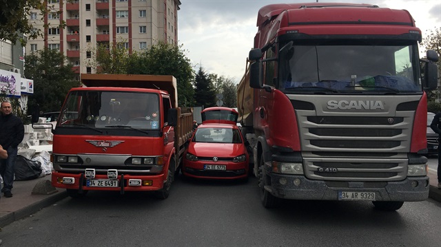 Kapılarının hepsi kamyonların arasında sıkışan sürücü bagajdan dışarıya çıkabildi.