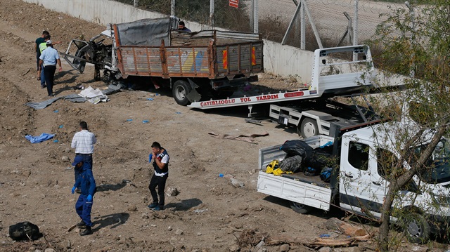Düzensiz göçmenleri taşırken kaza yapan kamyon olay yerinden vinç yardımıyla çıkartıldı. 