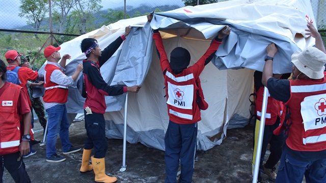 Endonezya'daki afette evlerini kaybedenlerin barınma ihtiyaçlarını karşılamak üzere Türkiye'den getirilen 250 çadır, ihtiyaç duyulan bölgelere kuruldu.

