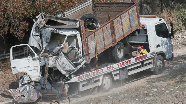 Düzensiz göçmenleri taşırken kaza yapan kamyon, olay yerinden kaldırıldı.  