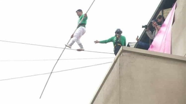 بالفيديو: شاب جزائري يغامر بحياته ويسير على حبل بين ناطحتين سحاب
