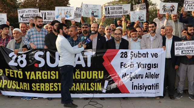 28 Şubat ve FETÖ Yargısı Mağduru Aileler İnisiyatifi, Diyarbakır'da basın açıklaması yaptı.