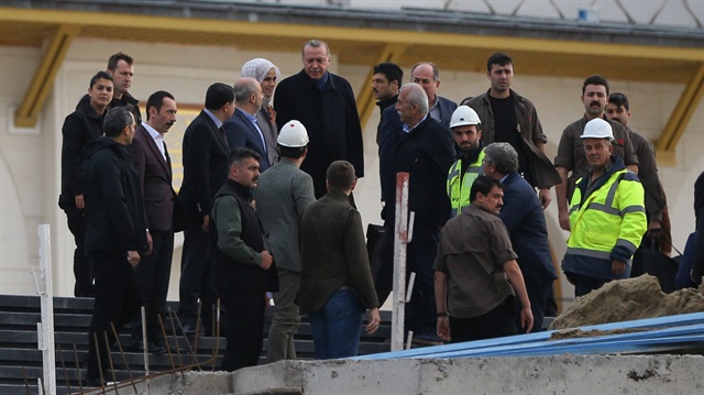 Cumhurbaşkanı Erdoğan, beraberindeki heyetle inşaatı  devam eden camiyi inceledi.