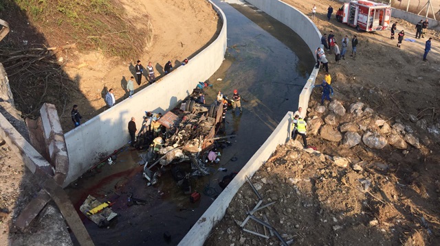 İzmir'de göçmenlerin bulunduğu kamyonun devrilmesi sonucu 22 kişi hayatını kaybetti.