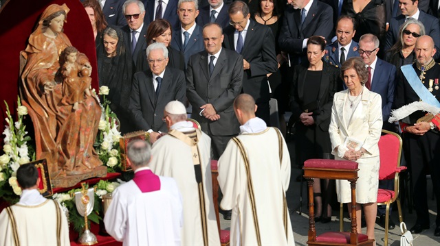 Pope Francis arrives to lead a Mass for the canonisation of the Pope Paul VI and El Salvadoran Archbishop Oscar Romero at the Vatican