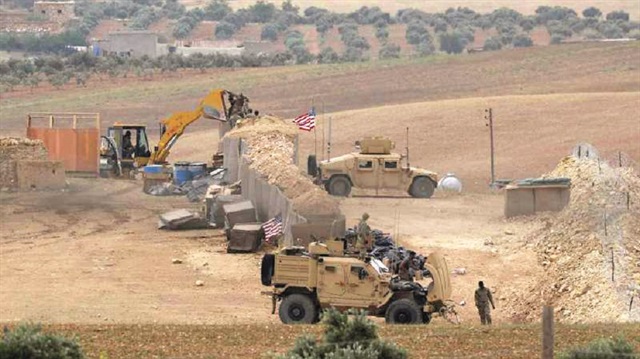 PKK'nın iş makineleri ile çalıştığı bölgede, ABD askerleri zırhlı araçlarla teröristlerin güvenliğini sağlıyor.