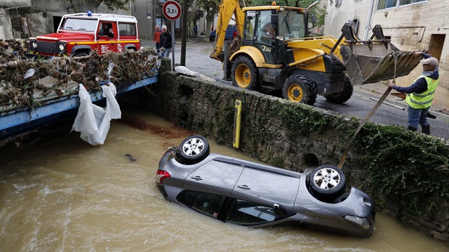 Şiddetli yağışlar sonucu pek çok köprü kullanılamaz hale gelirken araçlar sel sularının içinde kaldı.