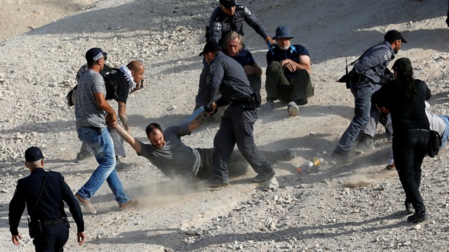Han El-Ahmer'de yaşayan Filistinliler, İsrail'in yıkım kararına karşı çıktı.
