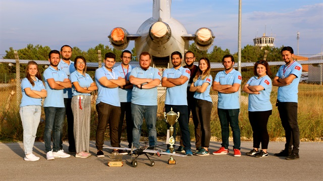 Anatolia Aero Design takımı, 2015 yılında TÜBİTAK ve Hava Harp Okulu'nun düzenlediği "Future Flight Desing" adlı uluslararası yarışmaya katılarak 2'ncilik elde etmişti.