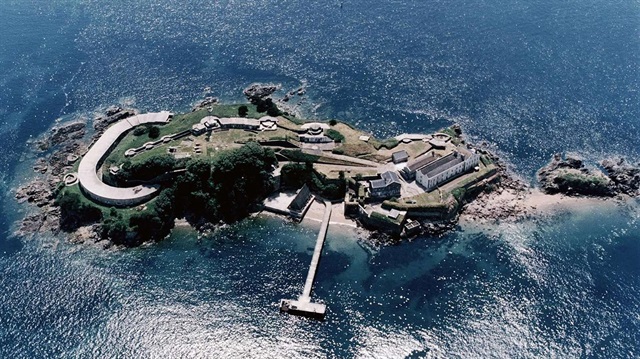 Drake Adası ​​İngiltere'nin Plymouth kenti açıklarında yer alıyor. 