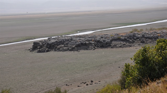 Baraj suyu çekilince arkeoloji parkı yeniden ortaya çıktı.  