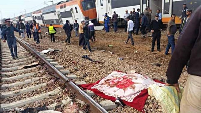 بالفيديو: مصرع 10 أشخاص وإصابة آخرين في خروج قطار عن مساره بالمغرب
