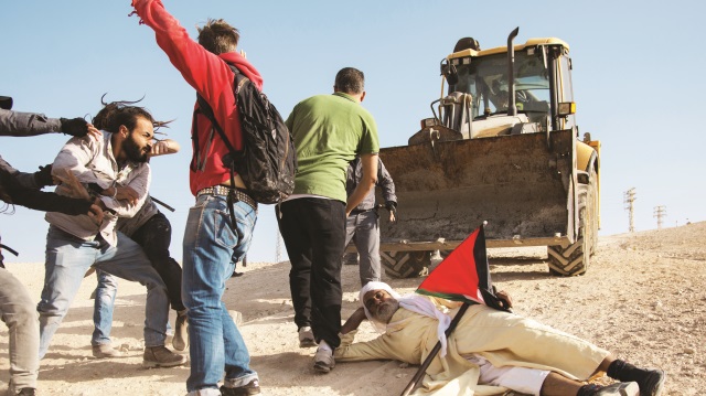 Han el-Ahmer’de eylemciler çelik paletlere direniyor
