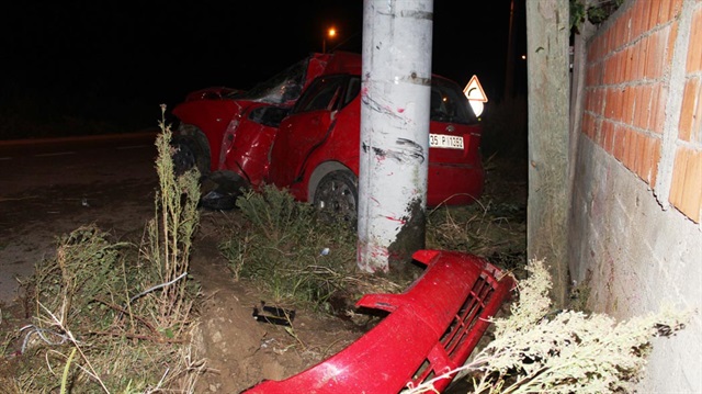 İzmir'de meydana gelen trafik kazasında 1'i ağır olmak üzere 3 kişi yaralandı. 