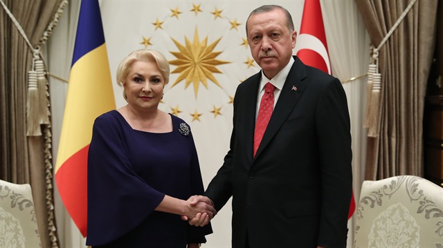 الرئيس التركي أردوغان أثناء استقباله رئيسة وزراء رومانيا