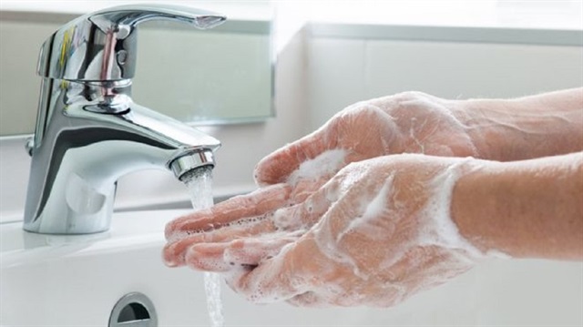 Ellerimizi sık sık yıkamak bizi enfeksiyonlardan korur ve hasta olmamamızı engeller.