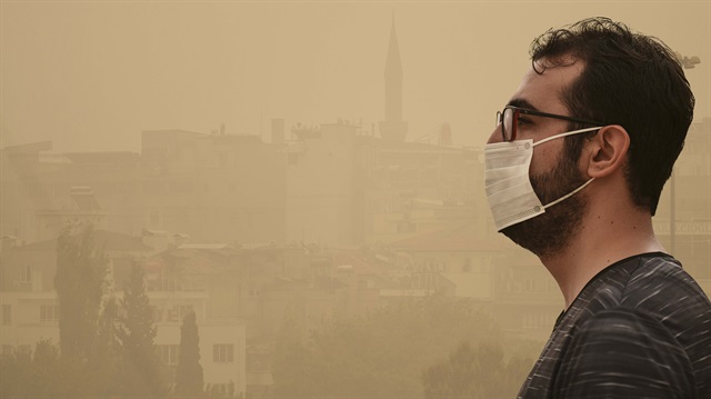 Ortalığı saran toz bulutları şehirde görüş mesafesini düşürürken, vatandaşlar tedbir amaçlı maske takmaya başladı.
