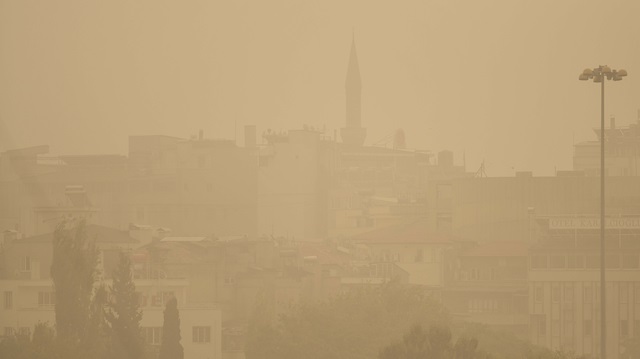 Gaziantep ve Şanlıurfa başta olmak üzere bölgedeki şehirlerde etkisini artıran kum fırtınası hayatı olumsuz etkiliyor. 