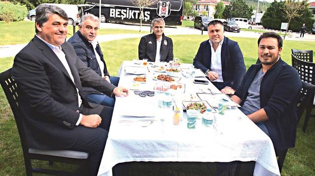 Beşiktaş Yönetim Kurulu, kötü gidişe dur demek için uzun zamandır planladığı kaynaşma yemeğini Nevzat Demir Tesisleri’nde gerçekleştirdi. 