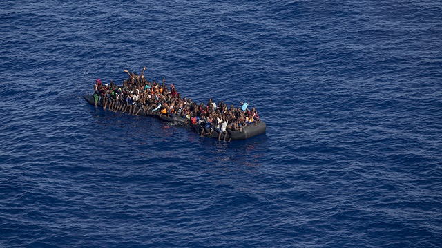 Arşiv: Akdeniz açıklarında Avrupa'ya kaçmaya çalışan sığınmacılar kurtarıldı.