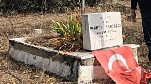 jandarma, mezara giderek çevre bakımını yaptı, yabani otları temizledi.