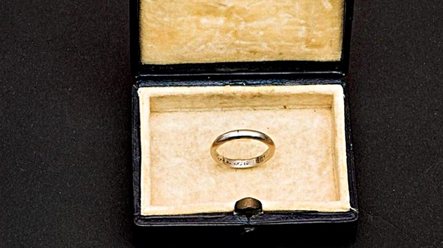 Yüzüğün üzerinde “Gazi Mustafa K. 1339” yazıyor.